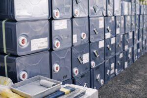 外壁塗装 屋根塗装 塗料缶 どの塗料を選ぶべきか 塗料選びのイメージ画像