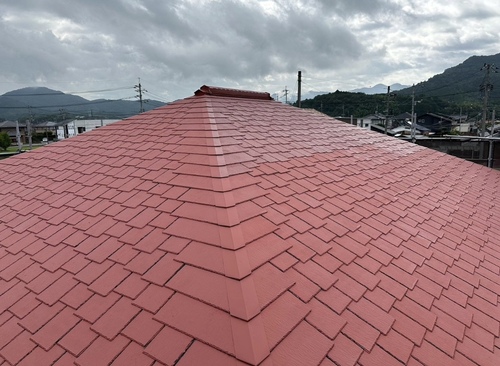 周南市Y様邸 カラーベスト屋根 下塗り作業の様子｜ペイントホームズ周南店