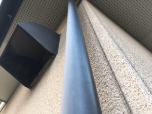 樋や換気フードの汚れと色あせ|周南市E様邸