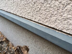 基礎上の水切り金物の色あせ|周南市E様邸