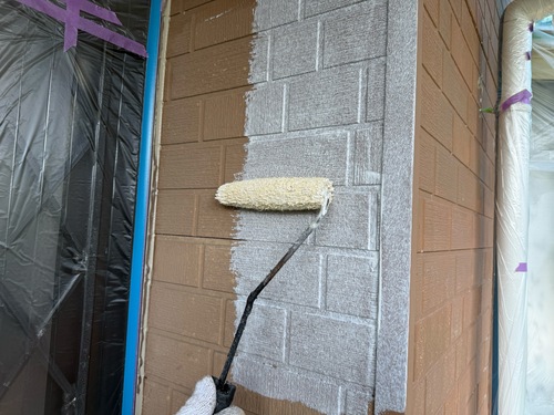 周南市U様邸の外壁塗装下塗り作業