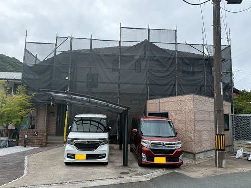 山口市I様邸の外壁塗装工事で仮設足場を設置した様子